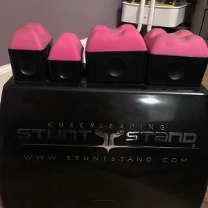 Cheerleading stunt stand